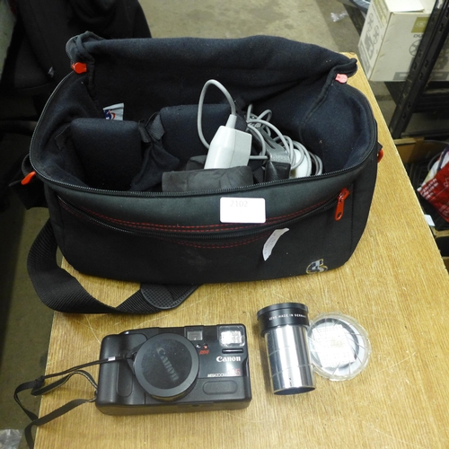 2102 - Assorted photographic items in shoulder bag including Canon 35mm 105, VEHO Deluxe film scanner, lens... 