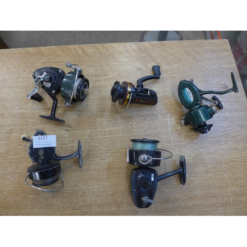 2117 - Fishing reels including New Deluxe, Intrepid Challenger, Intrepid Deluxe, Winfield Newcomer and Jing... 