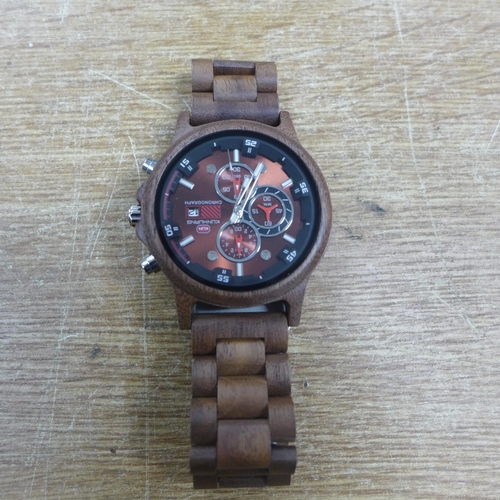 2140 - A men's wooden chronograph wristwatch