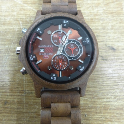 2140 - A men's wooden chronograph wristwatch