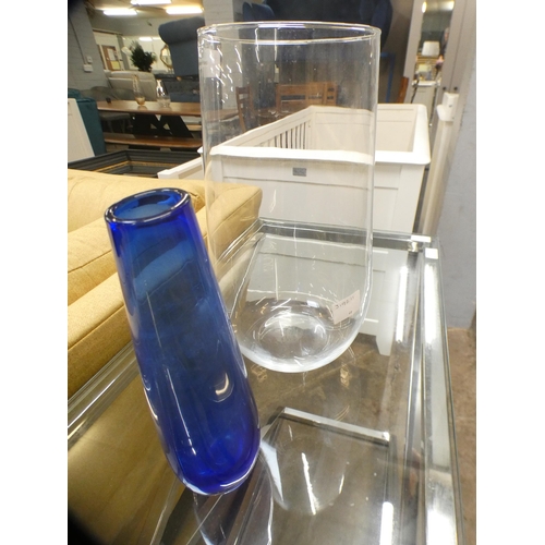 1495 - A large clear glass vase and a small blue vase