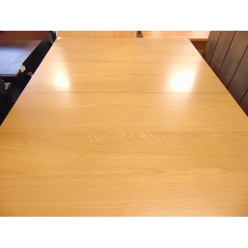 1604 - A Geo oak extending dining table