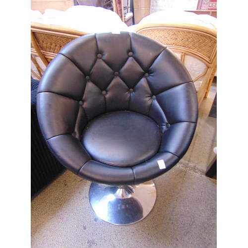 1607 - A black leather effect gas lift chair