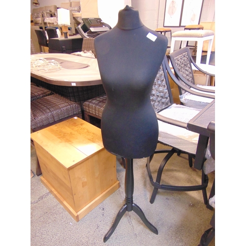 1617 - A black upholstered mannequin