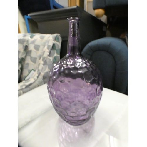 1405 - A purple hexagonal patterned vase