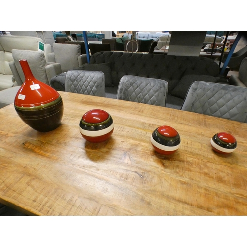 1414 - A set of four graduated red, green and white vases/decorations