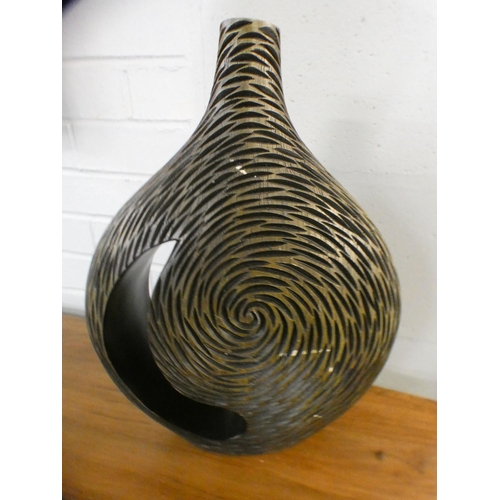 1420 - A swirl patterned large vase