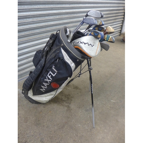 2234 - 7 Bags of golf clubs and bags; Callaway golf bag with balls and tees