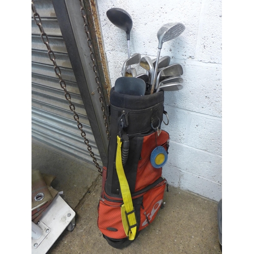 2234 - 7 Bags of golf clubs and bags; Callaway golf bag with balls and tees