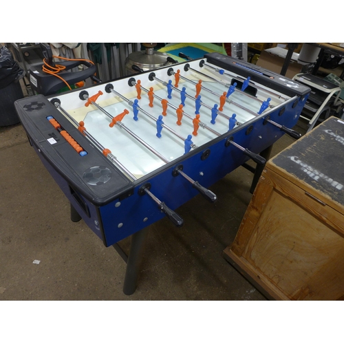 2289 - A football table with balls