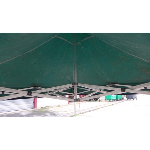 2292 - A 3m x 3m gazebo