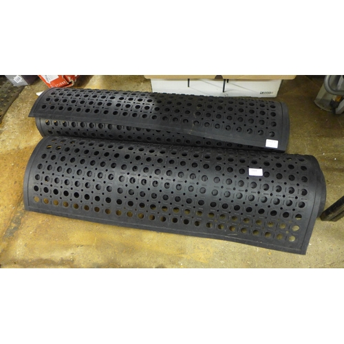 2333 - 2 Outside use rubber mats, 5 x 3ft, unused