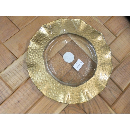 1327 - A gold decorative plate