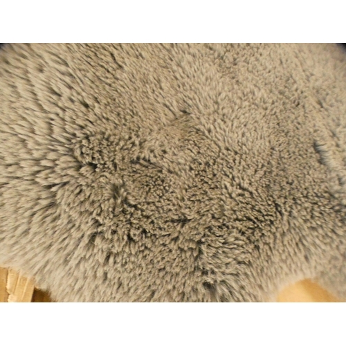 1597 - A grey faux fur rug