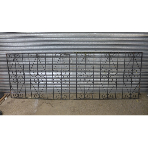 2427 - A pair of 3ft x 4ft driveway gates