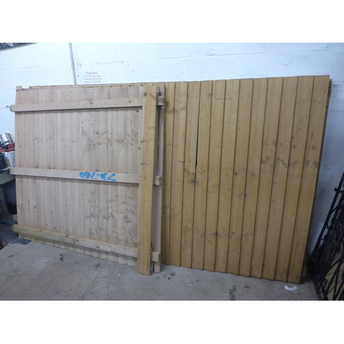 2431 - 11m of feather edge board fencing with brackets, fixings and gate