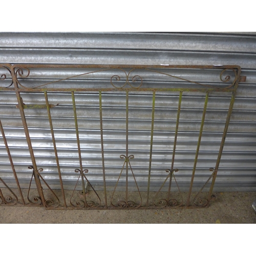 2433 - A pair of 3ft x 4ft driveway gates