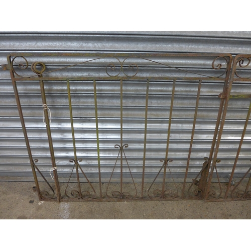 2433 - A pair of 3ft x 4ft driveway gates