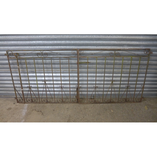 2433 - A pair of 3ft x 4ft driveway gates