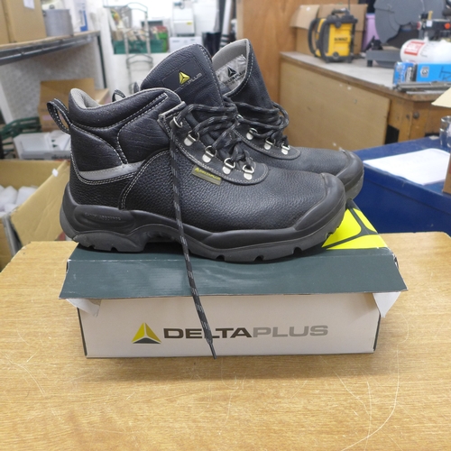 2450 - A pair of DeltaPlus safety boots - size 10