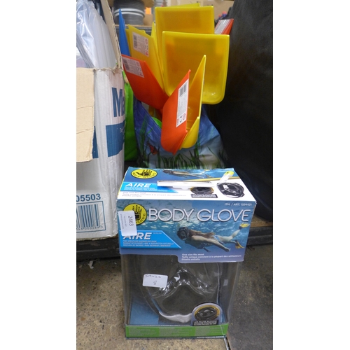 2463 - A bag of beach spades and a scuba mask