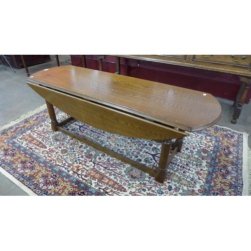 102 - An oak drop-leaf coffee table