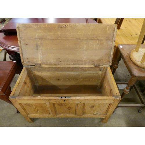 155 - A George III pine blanket box