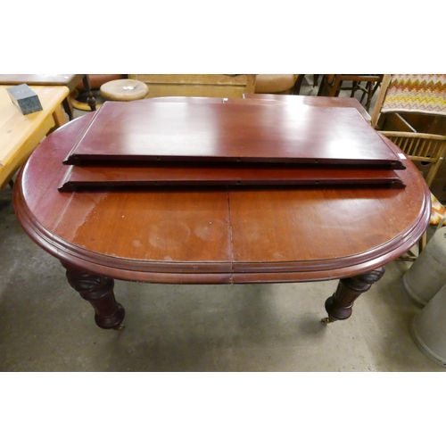 190 - A Victorian mahogany extending dining table