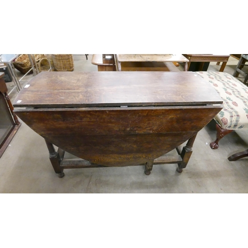 195 - A George III oak gateleg table