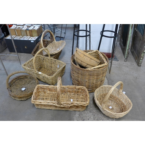 218 - Assorted wicker baskets