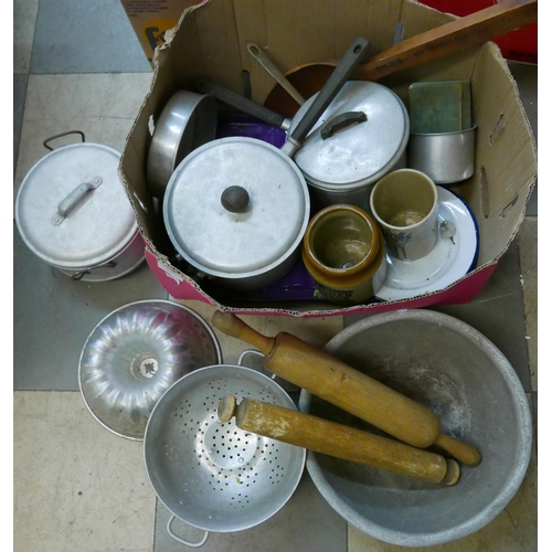 319 - A box of assorted kitchenalia