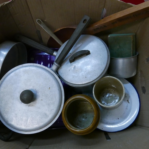 319 - A box of assorted kitchenalia