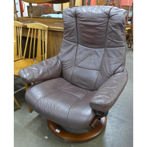 43 - A Norwegian Ekorness beech and leather Stressless revolving lounge chair