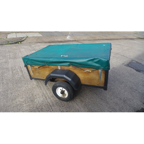 2476 - A 6 x 4 metal framed trailer with lockable lid and cover