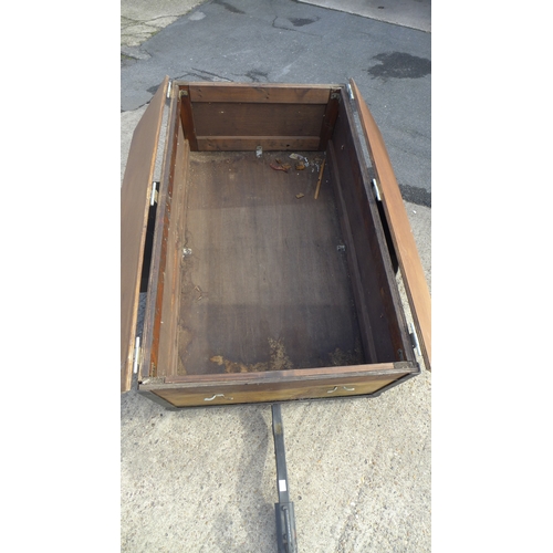 2476 - A 6 x 4 metal framed trailer with lockable lid and cover