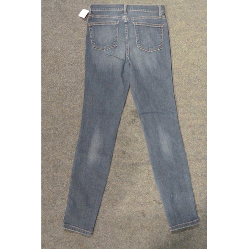 3070 - Five pairs of women's Kirkland Signature jeans - size 6 * this lot is subject to VAT