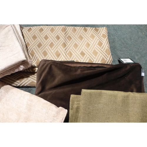 3194 - Quantity of Neutral and Brown Tone Cushion Covers (H,O,T)