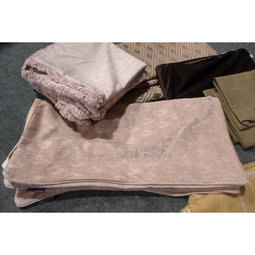 3194 - Quantity of Neutral and Brown Tone Cushion Covers (H,O,T)