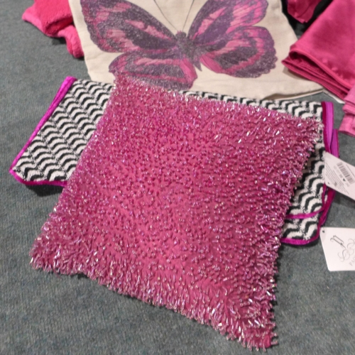 3196 - Cerise Themed Bundle - Throw and Cushion Covers (S)