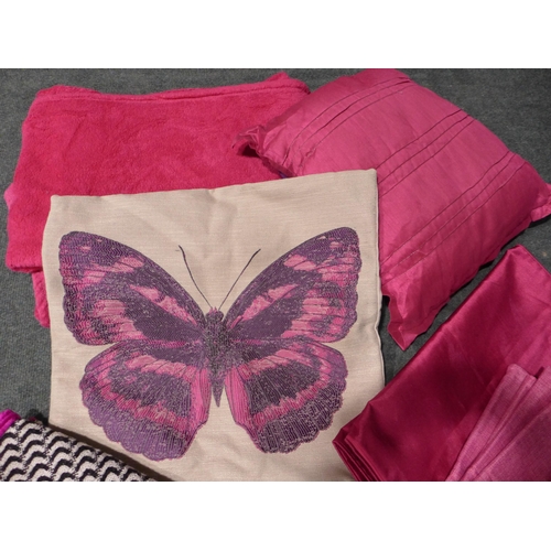 3196 - Cerise Themed Bundle - Throw and Cushion Covers (S)