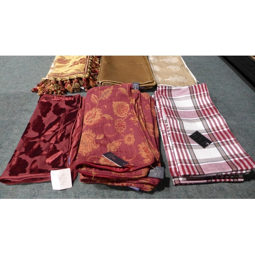 3210 - Assorted Red & Gold Themed Cushion Covers (D,N,A4)