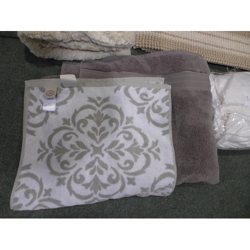 3226 - Assorted soft furnishings inc: a bath mat, towel, blanket and bed sheets - various sizes and styles ... 