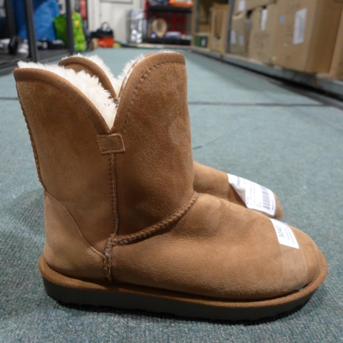 3242 - Pair of women's Shearling boots - UK size 5 * This lot is subject to VAT