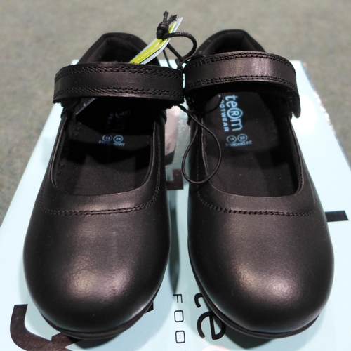 3243 - Pair of kid's Term footwear school shoes - size 11 * This lot is subject to VAT