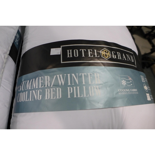 3272 - 2 x Hotel Grand Summer/Winter Pillows (305-127)    * This lot is subject to vat