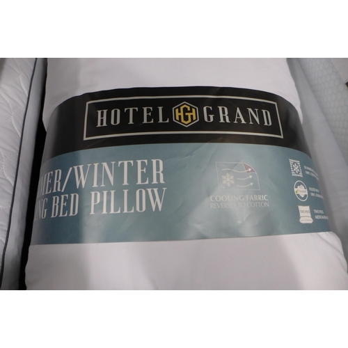 3273 - 2 x Hotel Grand Summer/Winter Pillows (305-189)    * This lot is subject to vat