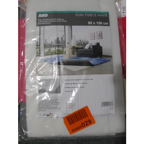 3190 - Assorted soft furnishings inc: table runners, seat pads, a towel and pillowcases (A10)