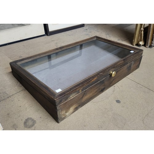 253A - An early 20th Century table top display case