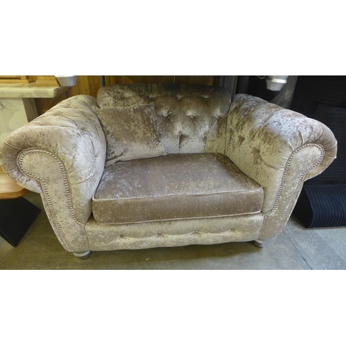 1580 - A champagne Chesterfield love seat - damaged arm