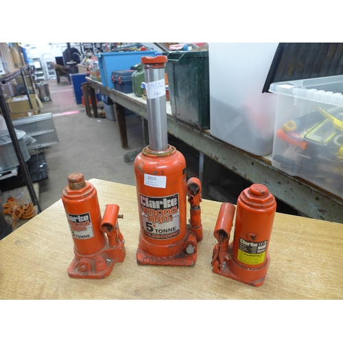 2025 - 3 red bottle jacks 2 x 3 ton - 1 x 5 tonne - W